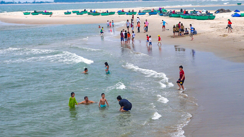 Bình yên trên bãi biển Tân Thành (Lâm Đồng)
